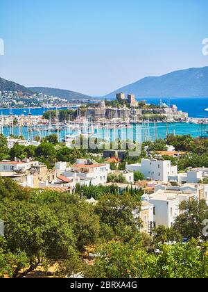 Bodrum, Provinz Mugla, Türkei. Kumbahce Bucht mit dem Schloss von St. Peter im Hintergrund. Stockfoto