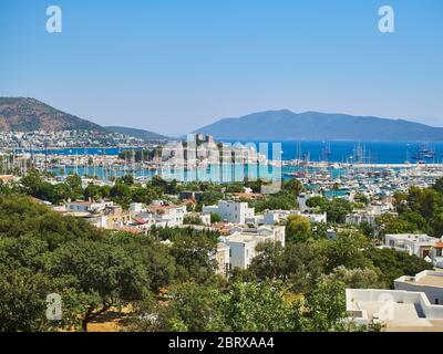 Bodrum, Provinz Mugla, Türkei. Kumbahce Bucht mit dem Schloss von St. Peter im Hintergrund. Stockfoto