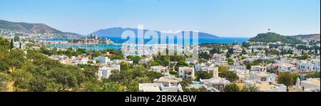 Bodrum, Provinz Mugla, Türkei. Kumbahce Bucht mit dem Schloss von St. Peter im Hintergrund. Stockfoto