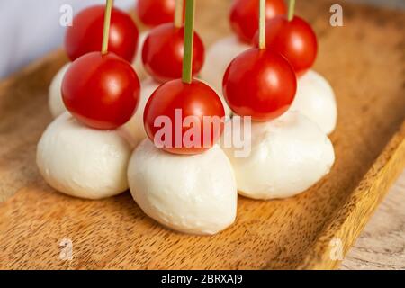 CANape auf Caprese-Spieße mit Kirsche und Mozzarella. Schön dekoriertes Catering Bankettmenü. Stockfoto