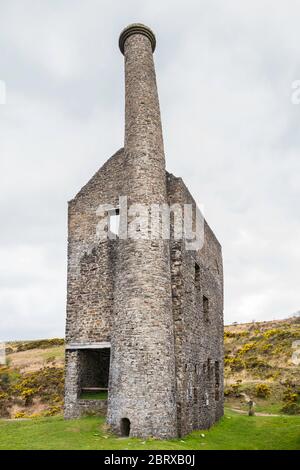 Die Ruine des Motorenhauses der Wheal Betsy Mine mit seinem schiefen Kamin, in der Nähe von Mary Tavy, Dartmoor National Park, Devon, England, Großbritannien. Stockfoto