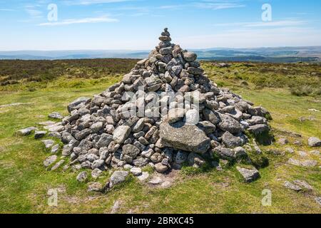 Ein von Wanderern am Hameldon Tor erbautes Kairn, das aus Steinen gebaut wurde, die möglicherweise von nahe gelegenen geplanten Denkmälern gestohlen wurden. Dartmoor National Park, Devon, England, Großbritannien. Stockfoto