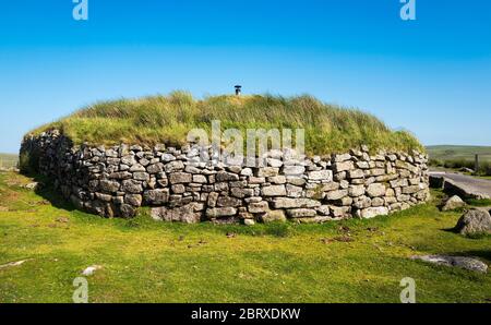 Observation Post 22 (OP22) ist einer von sieben verbliebenen militärischen bombensicheren Bunkern, die zur Überwachung der Artillerieaktivitäten auf dem Okehampton-Schießplatz eingesetzt werden. Stockfoto