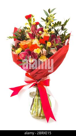 Bouquet mit Orchidee, Rosen, Nelken auf weißem Hintergrund in einem Glas mit Wasser Stockfoto