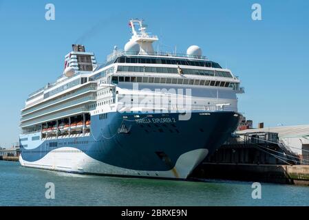 Southampton, England, Großbritannien. 2020. Das neben dem Schiff liegete Marella Explorer 2 erwartet Segelanweisungen während der Coronavirus-Sperrung Stockfoto