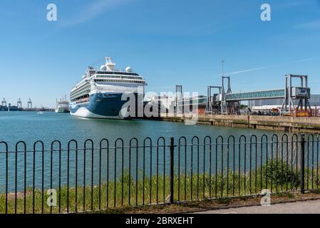 Southampton, England, Großbritannien. 2020. 2 Kreuzfahrtschiffe, Marella Explorer 2 & Siver Spirit liegen neben dem Schiff und warten auf die Segelanweisungen während des Coronavirus Stockfoto