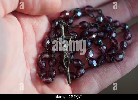 Rosenkranz auf der Handfläche, auf der Hand. Gebet. Stockfoto