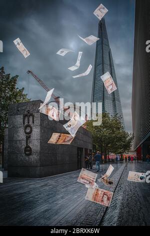 Bargeld fällt vom Himmel mit dem Shard im Hintergrund und wirft in More London Geld in die Luft Stockfoto