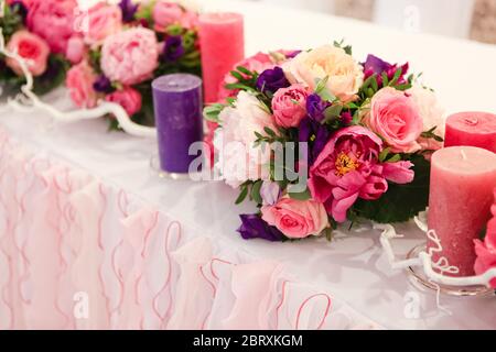 Hochzeit Tisch Dekoration Blumensträuße von Blumen, Kerzen und gefärbten Zweigen Stockfoto