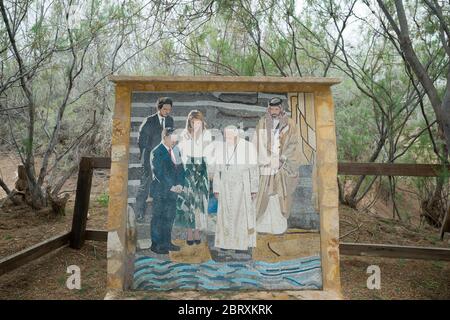 Ein Mosaik, das die königliche Familie Jordaniens und Papst Johannes Paul II. In der Taufstätte "Bethanien jenseits des Jordans" (Al-Maghtas), Jordanien, darstellt Stockfoto