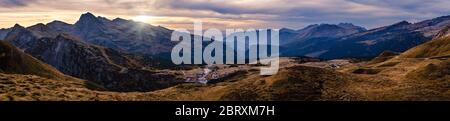 Abenddämmerung Herbst Alpine Dolomiten Bergpanorama von Baita Segantini, Rolle Pass, Trient, Italien. Malerisches Reisen, saisonal, Natur Stockfoto