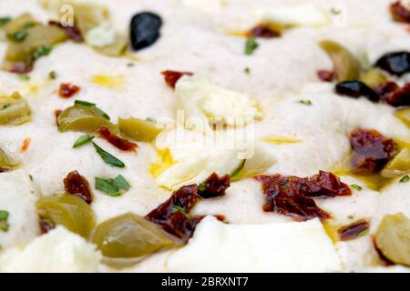 Gesäuertes hausgemachtes italienisches Focaccia-Brot, ein flaches, im Ofen gebackenes italienisches Brot, ähnlich in Stil und Textur wie Pizzateig. Stockfoto