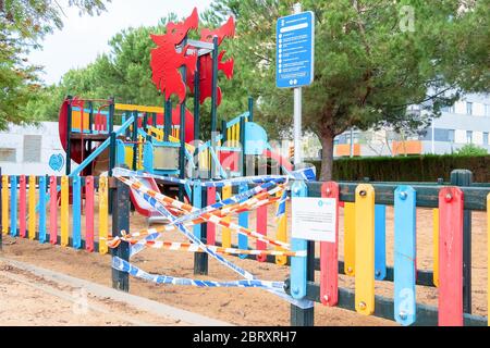 Huelva, Spanien - 5. Mai 2020: Leerer und geschlossener Kinderspielplatz bei Sonnenuntergang aufgrund des Alarmzustandes und der Quarantäne in Spanien für die epidemische Periode Stockfoto