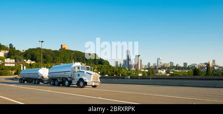 Tankwagen auf der Interstate 90 in Seattle, Washington, USA Stockfoto