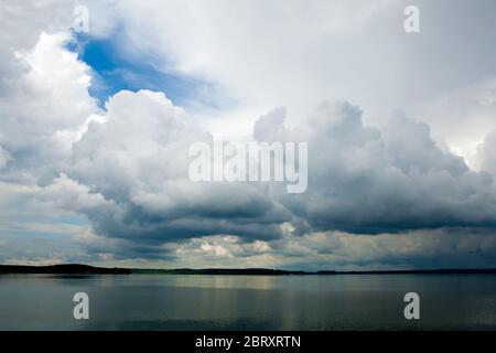 Wind treibt Wolken über den Himmel über dem Meer Stockfoto