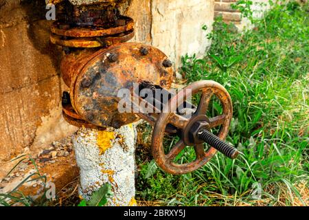 Alte rostigen runden Hahn des Tanks Nahaufnahme, im Freien Stockfoto