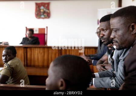 Der ÔPeople PowerÕ Leader Bobi Wine Inside Court am 24 2020. Februar in Kampala, Uganda. Er bat den Richter, von der ugandischen Regierung Ôconsider verfassungswidrig attemptsÕ zu sein, seine politischen Versammlungen zu stoppen, die Wine nach seiner Verhaftung und Vergasung Anfang des Jahres aufgeben musste. Bobi Wine, dessen richtiger Name Robert Kyagulanyi Sentamu ist, ist ein Popstar und Oppositionsführer im Rahmen der Kampagne "People Power". Im Juli 2019 wurde ihm angekündigt, dass er bei den Wahlen 2021 Ugandas langjährigen Präsidenten Yoweri Museveni übernehmen wird. Stockfoto