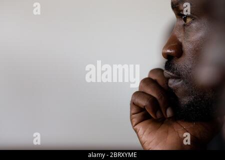 Der ÔPeople PowerÕ Leader Bobi Wine Inside Court am 24 2020. Februar in Kampala, Uganda. Er bat den Richter, von der ugandischen Regierung Ôconsider verfassungswidrig attemptsÕ zu sein, seine politischen Versammlungen zu stoppen, die Wine nach seiner Verhaftung und Vergasung Anfang des Jahres aufgeben musste. Bobi Wine, dessen richtiger Name Robert Kyagulanyi Sentamu ist, ist ein Popstar und Oppositionsführer im Rahmen der Kampagne "People Power". Im Juli 2019 wurde ihm angekündigt, dass er bei den Wahlen 2021 Ugandas langjährigen Präsidenten Yoweri Museveni übernehmen wird. Stockfoto