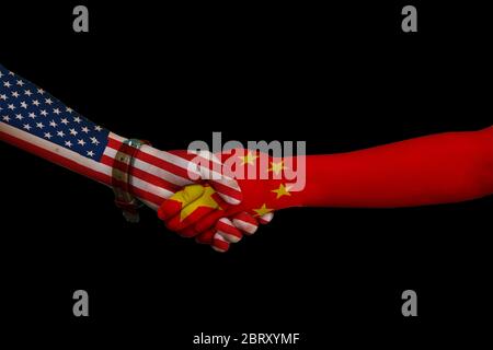 Flaggen auf Händen USA und China geschrieben. Konzept zur Wiederbelebung der Amity usa vs china. Stockfoto