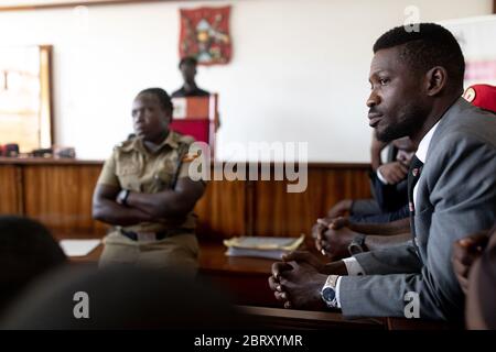 Der ÔPeople PowerÕ Leader Bobi Wine Inside Court am 24 2020. Februar in Kampala, Uganda. Er bat den Richter, von der ugandischen Regierung Ôconsider verfassungswidrig attemptsÕ zu sein, seine politischen Versammlungen zu stoppen, die Wine nach seiner Verhaftung und Vergasung Anfang des Jahres aufgeben musste. Bobi Wine, dessen richtiger Name Robert Kyagulanyi Sentamu ist, ist ein Popstar und Oppositionsführer im Rahmen der Kampagne "People Power". Im Juli 2019 wurde ihm angekündigt, dass er bei den Wahlen 2021 Ugandas langjährigen Präsidenten Yoweri Museveni übernehmen wird. Stockfoto