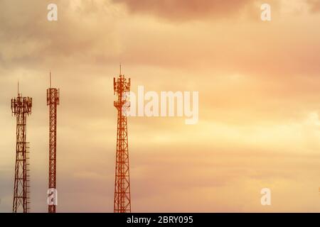 Silhouette Signal Antenne Turm bei Sonnenuntergang Himmel Hintergrund. Silhouette die Antennen für die mobile Kommunikation in Abendhimmel Stockfoto