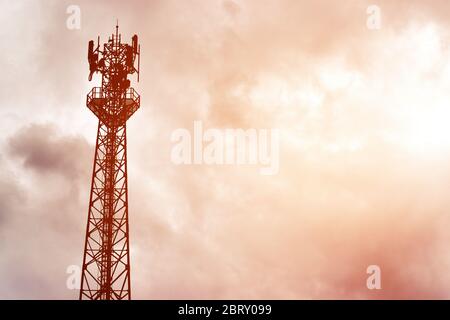 Silhouette Signal Antenne Turm bei Sonnenuntergang Himmel Hintergrund. Silhouette die Antennen für die mobile Kommunikation in Abendhimmel Stockfoto