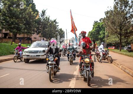 Der ÔPeople PowerÕ-Führer Bobi Wine, der am 24 2020. Februar in Kampala, Uganda, vor Gericht stand, wurde von Anhängern umgeben. Er bat den Richter, von der ugandischen Regierung Ôconsider verfassungswidrig attemptsÕ zu sein, seine politischen Versammlungen zu stoppen, die Wine nach seiner Verhaftung und Vergasung Anfang des Jahres aufgeben musste. Bobi Wine, dessen richtiger Name Robert Kyagulanyi Sentamu ist, ist ein Popstar und Oppositionsführer im Rahmen der Kampagne "People Power". Im Juli 2019 wurde ihm angekündigt, dass er bei den Wahlen 2021 Ugandas langjährigen Präsidenten Yoweri Museveni übernehmen wird. Stockfoto