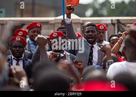 Der ÔPeople PowerÕ-Führer Bobi Wine hält eine Kundgebung in seinen Tonstudios ab, nachdem er am 24 2020. Februar in Kampala, Uganda, vor Gericht war. Er bat den Richter, von der ugandischen Regierung Ôconsider verfassungswidrig attemptsÕ zu sein, seine politischen Versammlungen zu stoppen, die Wine nach seiner Verhaftung und Vergasung Anfang des Jahres aufgeben musste. Bobi Wine, dessen richtiger Name Robert Kyagulanyi Sentamu ist, ist ein Popstar und Oppositionsführer im Rahmen der Kampagne "People Power". Im Juli 2019 wurde ihm angekündigt, dass er Ugandas langjährigen Präsidenten Yoweri Museveni in der übernehmen wird Stockfoto