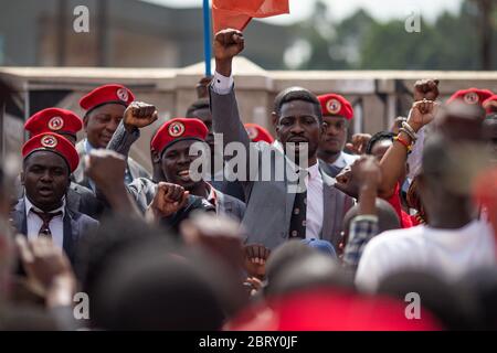 Der ÔPeople PowerÕ-Führer Bobi Wine hält eine Kundgebung in seinen Tonstudios ab, nachdem er am 24 2020. Februar in Kampala, Uganda, vor Gericht war. Er bat den Richter, von der ugandischen Regierung Ôconsider verfassungswidrig attemptsÕ zu sein, seine politischen Versammlungen zu stoppen, die Wine nach seiner Verhaftung und Vergasung Anfang des Jahres aufgeben musste. Bobi Wine, dessen richtiger Name Robert Kyagulanyi Sentamu ist, ist ein Popstar und Oppositionsführer im Rahmen der Kampagne "People Power". Im Juli 2019 wurde ihm angekündigt, dass er Ugandas langjährigen Präsidenten Yoweri Museveni in der übernehmen wird Stockfoto