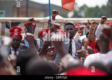 Der ÔPeople PowerÕ-Führer Bobi Wine hält eine Kundgebung in seinen Tonstudios ab, nachdem er am 24 2020. Februar in Kampala, Uganda, vor Gericht war. Er bat den Richter, von der ugandischen Regierung Ôconsider verfassungswidrig attemptsÕ zu sein, seine politischen Versammlungen zu stoppen, die Wine nach seiner Verhaftung und Vergasung Anfang des Jahres aufgeben musste. Bobi Wine, dessen richtiger Name Robert Kyagulanyi Sentamu ist, ist ein Popstar und Oppositionsführer im Rahmen der Kampagne "People Power". Im Juli 2019 wurde ihm angekündigt, dass er Ugandas langjährigen Präsidenten Yoweri Museveni in der übernehmen wird Stockfoto