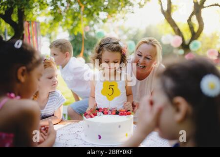 Kleine Mädchen Geburtstag Party im Freien im Garten im Sommer, Feier Konzept. Stockfoto