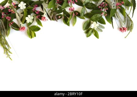 Feier Happy Birthday, Muttertagskarte mit frischen Blumen Bordüre. Flach liegend, Draufsicht. Konzept der Feier, Karte, Banner, Blumen Grenze, Einladung, Mock up, Sommer, Frühling Konzept Stockfoto