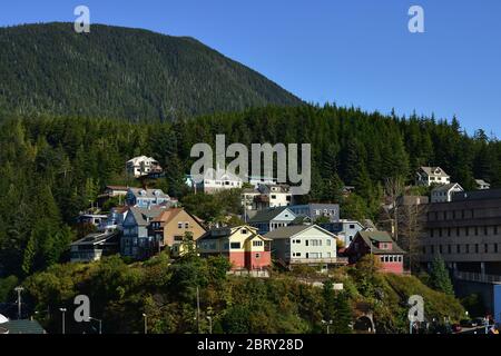 Front Street Häuser, Ketchikan, Alaska, USA, an einem sonnigen Augustmorgen. Stockfoto