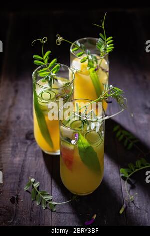 Frischer Orangensaft.Frühstück mit Vitaminen.Trinken Sie auf dem alten Tisch.gesunde Speisen und Getränke. Stockfoto