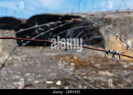 Nahaufnahme eines verrosteten Stacheldrahtes Stockfoto