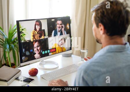 Geschäftsmann mit Laptop, der im Home Office arbeitet, Business Call Konzept. Stockfoto