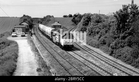 Diesellokomotive der Baureihe 50 Nr. 50043 'Eagle' mit einem Zementzug in Burngullow Junction, Cornwall, England, Großbritannien. Juni 1986. Stockfoto