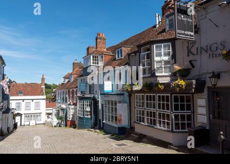 Lymington, Hampshire, England, Großbritannien. Mai 2020. Bunte Immobilien an einer Straße in Lymington, einer kleinen Stadt im New Forest Gebiet von Südengland. Stockfoto