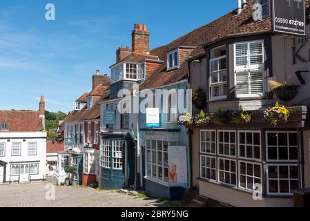 Lymington, Hampshire, England, Großbritannien. Mai 2020. Bunte Immobilien an einer Straße in Lymington, einer kleinen Stadt im New Forest Gebiet von Südengland. Stockfoto