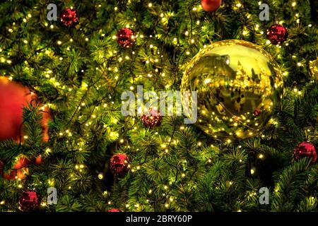 Konzeptionelle Bild der geschmückten Weihnachtsbaum mit bunten Lichtern und Ornamente Stockfoto