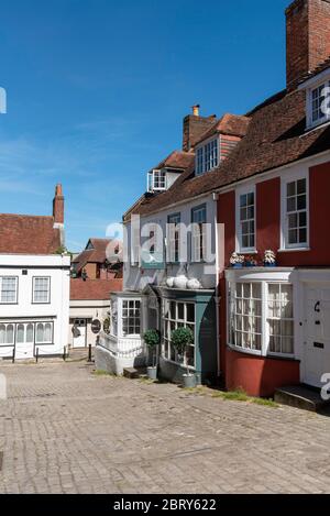 Lymington, Hampshire, England, Großbritannien. Mai 2020. Bunte Immobilien an einer Straße in Lymington, einer kleinen Stadt im New Forest Gebiet von Südengland. Stockfoto