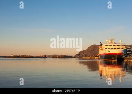 Das Hurtigrutenschiff MS Spitzbergen dockte an einem ruhigen Abend in Brønnøysund, Helgeland, Nordnorwegen an Stockfoto