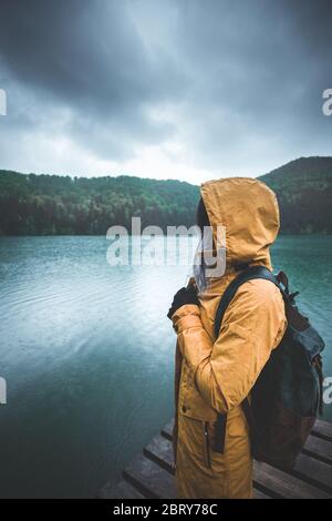 Aktive Outdoor Menschen Lebensstil - Ansicht einer Frau Wanderer auf Pier im Regen auf Bergwanderung stehen - Outdoor Abenteuer Trek Aktivität, tragen wat Stockfoto
