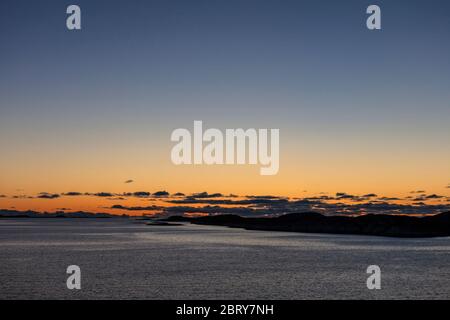 Dämmerung am Torgfjorden, Brønnøy, Helgeland, Nordnorwegen Stockfoto