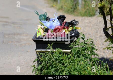 Loose Village, Kent, Großbritannien. Abfalleimer voller Plastiktüten Stockfoto