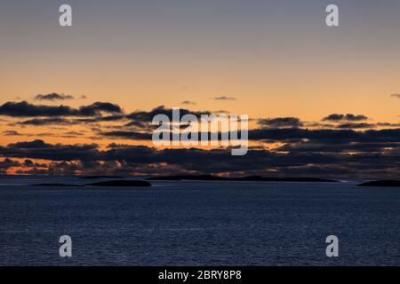 Dämmerung am Torgfjorden, Brønnøy, Helgeland, Nordnorwegen Stockfoto