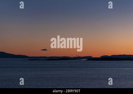 Dämmerung am Torgfjorden, Brønnøy, Helgeland, Nordnorwegen Stockfoto