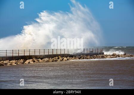 Morecambe, Lancashire, Großbritannien. Mai 2020. Hohe Onshore-Winde und eine Flut sah Wellen brechen über dem Grosvenor Breakwater Credit: PN News/Alamy Live News Stockfoto