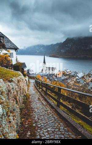 Stimmungsvolle Herbstlandschaft von Hallstatt bei Sonnenaufgang, ein friedliches Seedorf & UNESCO-Weltkulturerbe im Salzkammergut, mit Nebel um, bea Stockfoto