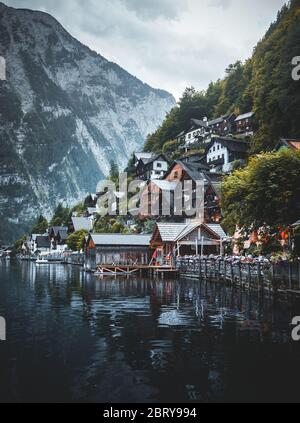 Stimmungsvolle Herbstszene des Hallstätter Sees. Herrlicher Morgenblick auf Hallstatt Dorf, in Österreichs bergiger Salzkammergut Region, Österreich. Schönheit von CO Stockfoto